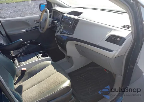 2012 Toyota Sienna Se 8 Passenger z USA, uszkodzony, nr VIN 5TDXK3DC5CS188773